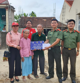 Công an tỉnh Quảng Bình phối hợp với Hội Chữ thập đỏ huyện Lệ Thủy trao hỗ trợ tới gia đình cụ Chức